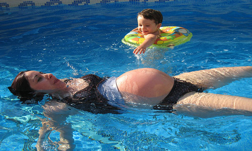 Embarazada nadando